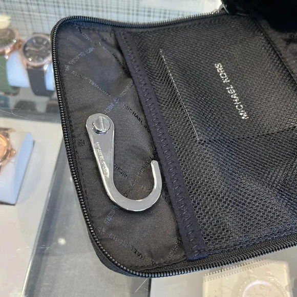 Michael kors Outlet Kent Recycled Nylon Toiletry Bag 37S3LKNT6O - Picture 13 of 16